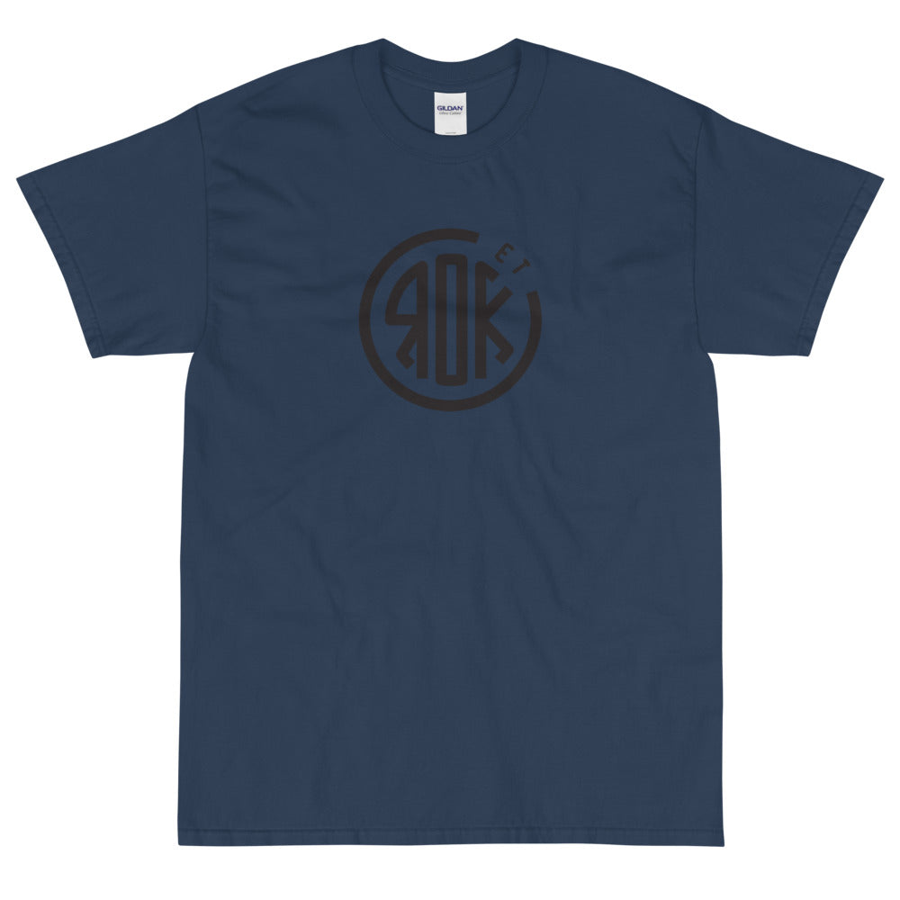 【受注生産】 ROCK-et x ksym.dsnLab "SIG" ブラックプリント 半袖ユニセックスTシャツ
