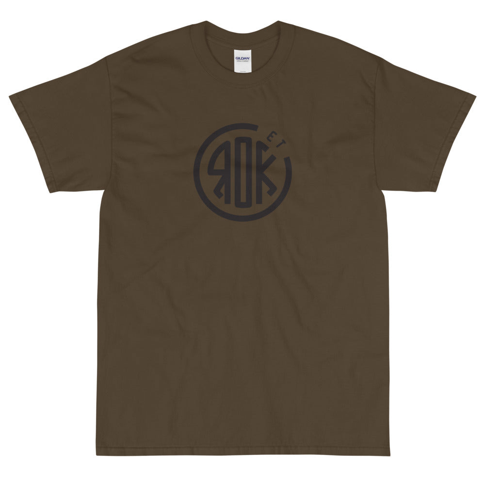 【受注生産】 ROCK-et x ksym.dsnLab "SIG" ブラックプリント 半袖ユニセックスTシャツ