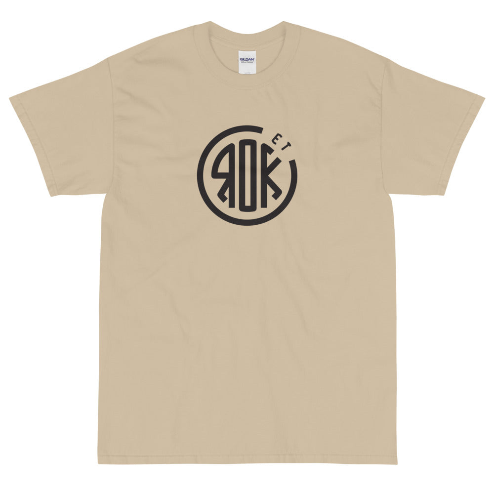 【受注生産】 ROCK-et x ksym.dsnLab "SIG" ブラックプリント 半袖ユニセックスTシャツ